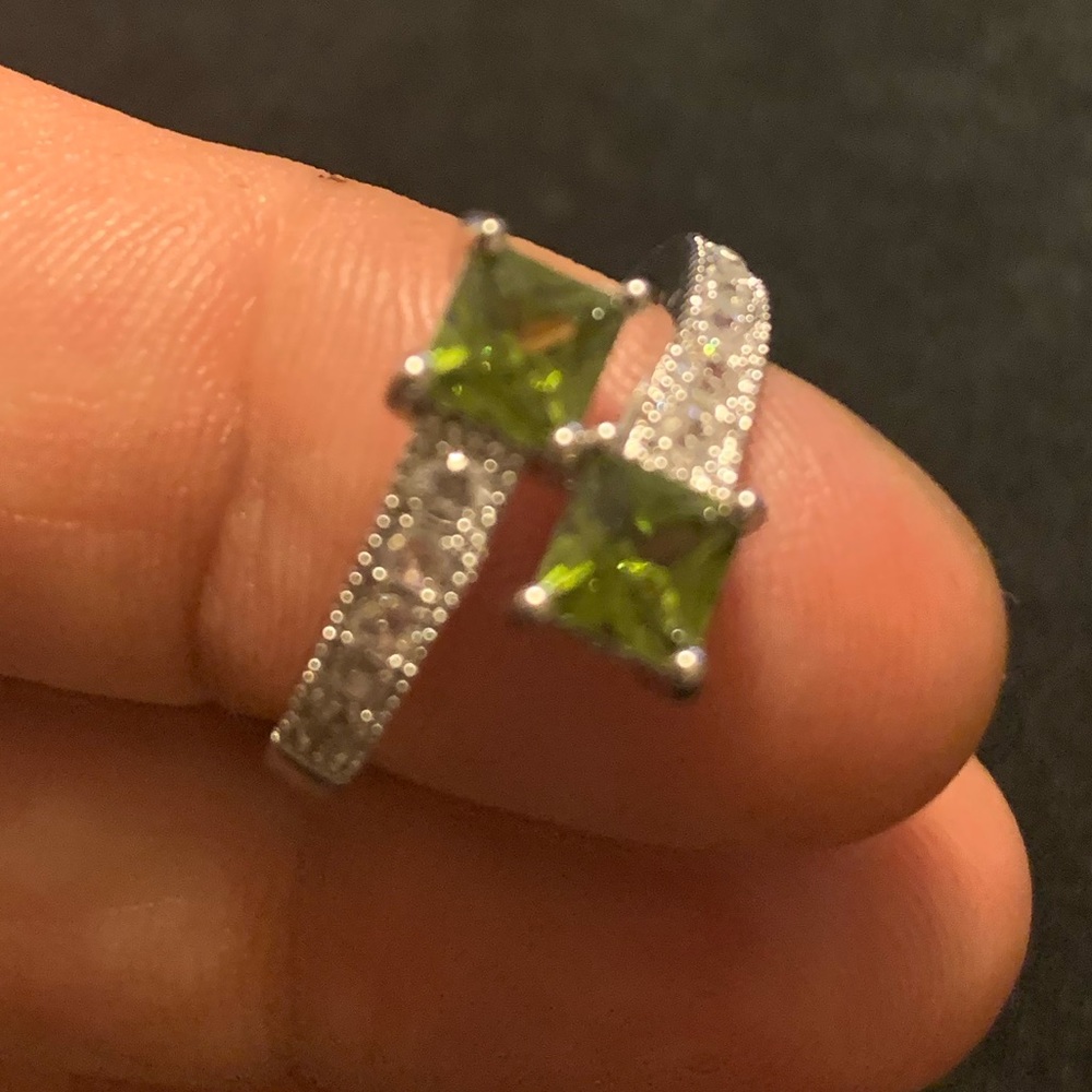 Women’s White Gold Plated Ring green gem zirconium